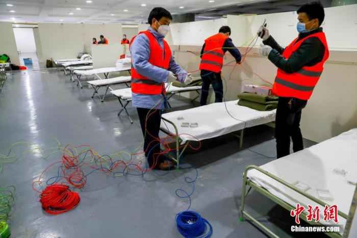 资料图：建设时的方舱医院。/p中新社记者 张畅 摄